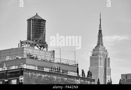 Immagine in bianco e nero di un serbatoio di acqua, uno di New York City simboli, STATI UNITI D'AMERICA. Foto Stock