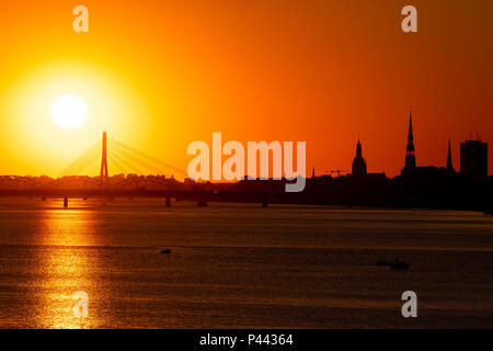 Fiery estate rosso tramonto sulla città di Riga Foto Stock