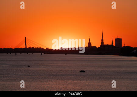 Fiery estate rosso tramonto sulla città di Riga Foto Stock