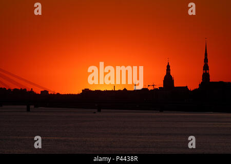 Fiery estate rosso tramonto sulla città di Riga Foto Stock