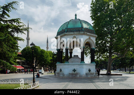 Fontana di tedesco in Sultan Ahmet Square e turisti, Istanbul - Turchia Foto Stock