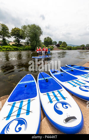 Stand Up Paddle boarding con ispirare a avventura sul fiume Wye a Monmouth. Foto Stock