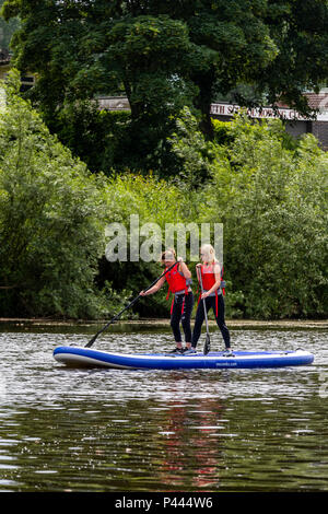 Stand Up Paddle boarding con ispirare a avventura sul fiume Wye a Monmouth. Foto Stock