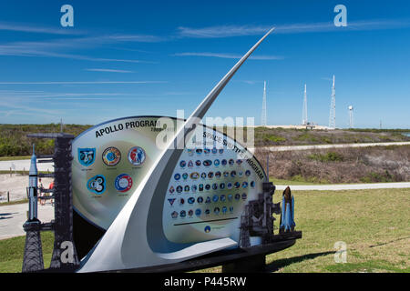 Un segno ad un turista la visualizzazione di elenchi di spot di Apollo e missioni dello Space Shuttle lanciato dalla pastiglia 39B (posteriore) alla NASA Kennedy Space Center. Foto Stock