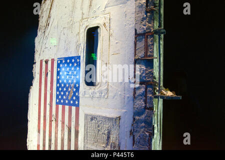 I resti del distrutto lo Space Shuttle Challenger visualizzati al Complesso Visitatori alla NASA Kennedy Space Center, Florida. Foto Stock