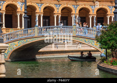 Plaza de Espana Siviglia, in vista di un ponte decorata con colorate piastrelle azulejo spanning un lago in Plaza de Espana, Siviglia, in Andalusia, Spagna. Foto Stock