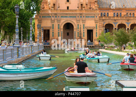 Plaza de Espana di Siviglia, vista di turisti imbarcazioni a remi in barca il lago nella Plaza de Espana in un pomeriggio d'estate, Sevilla, Andalusia. Foto Stock