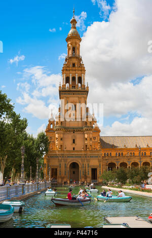 Siviglia Plaza de Espana, vista di turisti imbarcazioni a remi in barca il lago nella Plaza de Espana in un pomeriggio d'estate, Sevilla, Andalusia. Foto Stock