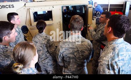 Master Sgt. Wayne Simmons, 341 disponibilità logistica Squadron veicolo fleet manager, mutandine Air Force Academy cadetti Giugno 8, 2016 a Malmstrom Aitr forza Base, Mont. Gli allievi hanno trascorso due settimane immerso in diversi gruppi e squadroni assegnati al 341 Missile ala per osservare le operazioni, le funzioni di supporto, ufficiale e arruolato compiti e ruoli e hanno la possibilità di interagire con active duty service soci e collaboratori civili sulla base. (U.S. Air Force foto/Airman 1. Classe Magen M. Reeves) Foto Stock