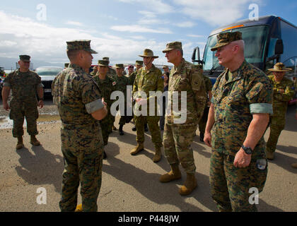 MARINE CORPS BASE HAWAII - Stati Uniti e i militari stranieri sono accolti da Col. Sean Killeen, comandante della Marine Corps base Hawaii, e un Mundelein, Ill., nativo, prima di una dimostrazione presso la Marina & Outdoor Recreation & Centro di apparecchiature a bordo di Marine Corps base Hawaii, Giugno 7, 2016. I delegati provenienti da Giappone, Australia e Stati Uniti i membri del servizio hanno dato una dimostrazione della self-powered tavole da surf, che potrebbe essere adattato da intrattenimenti ricreativi per una lotta contro il sistema di sostegno. I delegati hanno inoltre avuto la possibilità di testare i pannelli stessi. Le tavole da surf Foto Stock