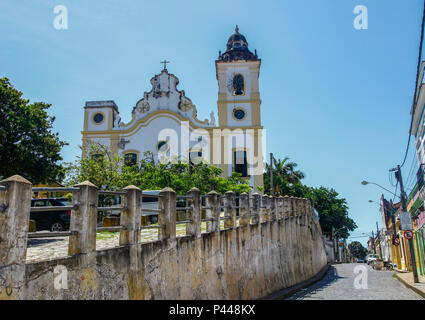 Situada no Largo do Amparo, un Igreja de Nossa Senhora do Amparo foi construÃ-da em 1613 pela Irmandade de Nossa Senhora do Amparo dos Homens Pardos. Menos de duas dÃ©cadas depois de construÃ-da, a Igreja destruÃ-da foi, parcialmente, por um incÃªndio causado pelos holandeses em 1631. Em 1644, a Igreja foi reedificada. Olinda/PE, Brasil 12/11/2013. Foto: Carlos Ezequiel Vannoni/Fotoarena Foto Stock