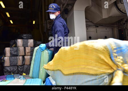 Guardacoste Waesche equipaggi offload di cocaina sequestrata dall'Waesche in San Diego il 13 giugno 2016. Per un totale di circa 21 tonnellate, i farmaci sono stati interdetti in acque internazionali dell'Oceano Pacifico orientale al largo dell America Centrale e America del Sud tra i primi di aprile e la fine di maggio. Stati Uniti Coast Guard foto di Sottufficiali di prima classe di Rob Simpson. Foto Stock