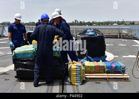 Guardacoste Waesche equipaggi offload di cocaina sequestrata dall'Waesche in San Diego il 13 giugno 2016. Per un totale di circa 21 tonnellate, i farmaci sono stati interdetti in acque internazionali dell'Oceano Pacifico orientale al largo dell America Centrale e America del Sud tra i primi di aprile e la fine di maggio. Stati Uniti Coast Guard foto di Sottufficiali di prima classe di Rob Simpson. Foto Stock