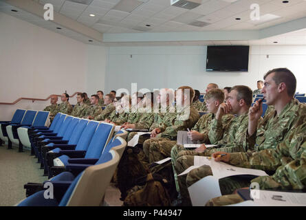 I soldati britannici del ventisettesimo reggimento e 154reggimento scozzese, Royal Logistic Corps, esercito britannico, ricevere U.S. Esercito allenamento piloti a sostegno del Golden Coyote esercitazione a Camp rapido, S.D., 12 giugno 2016. Il Golden Coyote è un esercizio a tre-fase, scenario di esercizio di condotta condotta in Black Hills del Sud Dakota e Wyoming, quali comandanti permette di concentrarsi sulla missione requisiti essenziali per lo svolgimento delle attività e le attività del guerriero e punte di battaglia. (U.S. Esercito foto di Spc. Kristen Root/rilasciato) Foto Stock