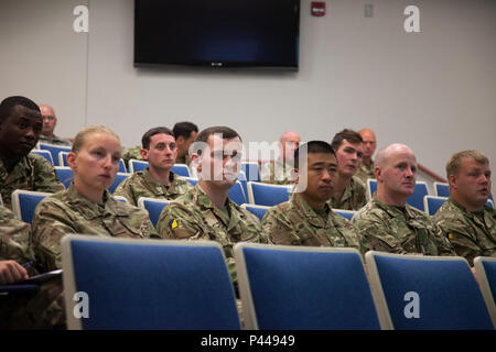 I soldati britannici del ventisettesimo reggimento e 154reggimento scozzese, Royal Logistic Corps esercito britannico, ricevere U.S. Esercito allenamento piloti a sostegno del Golden Coyote esercitazione a Camp rapido, S.D., 12 giugno 2016. Il Golden Coyote è un esercizio a tre-fase, scenario di esercizio di condotta condotta in Black Hills del Sud Dakota e Wyoming, quali comandanti permette di concentrarsi sulla missione requisiti essenziali per lo svolgimento delle attività e le attività del guerriero e punte di battaglia. (U.S. Esercito foto di Spc. Kristen Root/rilasciato) Foto Stock