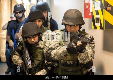 160612-N-EH218-070 Sasebo, Giappone (12 giugno 2016) VISITA, scheda, ricerca e sequestro (VBSS) i membri del team dalla Marina militare indiana e visite-missili cruiser USS Mobile Bay (CG 53) stack fino a un passaggio di articolazione durante la formazione VBSS a bordo della Marina Indiana Deepak-class fleet tanker INS Shakti (A57) durante il Malabar 2016. Un trilaterale esercizio marittimo, Malabar è progettato per migliorare la cooperazione dinamica tra la Marina indiana, Giapponese marittima Forza di Autodifesa (JMSDF) e U.S. Le forze della marina in Indo-Asia-Pacifico. (U.S. Foto di Marina di Massa lo specialista di comunicazione 2a classe Ryan J. Batchelder/Rel Foto Stock