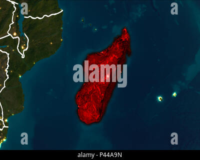 Madagascar evidenziata in rosso da orbita terrestre di notte con visibili i confini del paese. 3D'illustrazione. Gli elementi di questa immagine fornita dalla NASA. Foto Stock