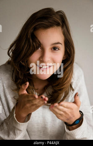 Retrato da adolescente Gabriela Carvalho, com autorizaÃ§Ã£o de uso de imagem . SÃ£o JoÃ£o da Boa Vista/SP, Brasil 07/11/2013. Foto: Alexandre Carvalho / Fotoarena Foto Stock
