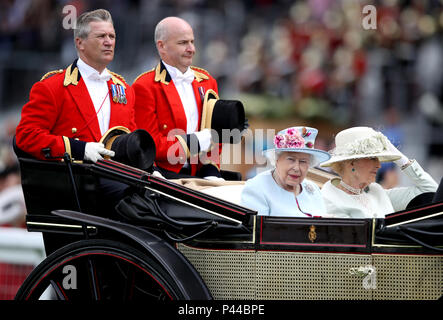 La regina Elisabetta II e la Principessa Alexandra, la onorevole deputata Ogilvy durante il giorno due di Royal Ascot a Ascot Racecourse. Foto Stock