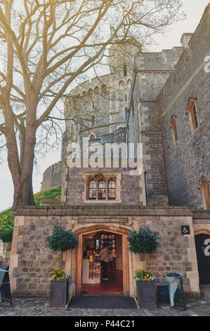 Negozio di souvenir dietro Edward III interno torre del Castello di Windsor, a royal residence palace e le principali attrazioni turistiche a Windsor, Berkshire, Inghilterra, Regno Unito Foto Stock