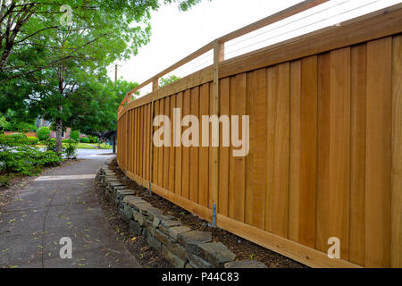 Nuovo in legno di cedro recinto intorno casa cortile paesaggistico di proprietà Foto Stock