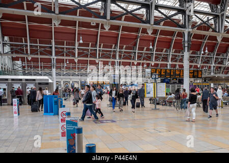 Paddington, Londra, Regno Unito, martedì 19 giugno 2018, Londra Paddington Station, visualizzare i pendolari Criss attraversando l'atrio della stazione, © Peter Foto Stock