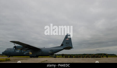 Stati Uniti I soldati dell esercito dal 173 Airborne Brigade Combat Team immettere un U.S. Air Force C-130J Super Hercules al Siaulial Air Base, Lituania Giugno 15, 2016. Le forze americane in Europa che partecipano in sciopero Saber 16; una lunga, U.S. Comune di capi di Stato Maggiore-diretto, U.S. Esercito Europa-cooperativa led-esercitazione, che è stata condotta annualmente dal 2010. Questo anno di esercizio si concentrerà sulla promozione di interoperabilità con gli alleati e partner regionali. Gli Stati Uniti ha interessi duraturi nel sostenere la pace e la prosperità in Europa e a consolidare la forza e la vitalità della NATO, WH Foto Stock