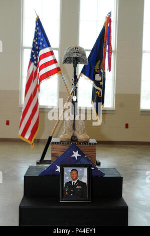 Una foto di riserva di esercito Capt. Antonio D. marrone e il soldato caduto battaglia cross stand in drill hall dell'U.S. La riserva di esercito il 3° Battaglione, 383 reggimento in San Luigi Giugno 25, 2016 durante un soldato caduto memorial. Brown è stato uno dei 49 vittime uccise in riprese in un Orlando, Florida nightclub Giugno 12, 2016. (U.S. Esercito foto di Sgt. Aaron Berogan/rilasciato) Foto Stock