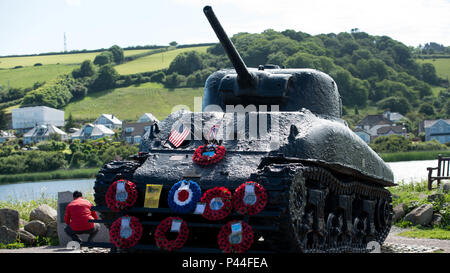 TOURBAY, Inghilterra - Il All-Marine running team visita il memoriale per l'operazione Tiger, Giugno 24, 2016. Sherman serbatoio è stato utilizzato in D-Day pratica a Slapton Beach. Il serbatoio è stato recuperato nel 1984 e ora è un memoriale al 946 American service i membri che hanno perso la vita in quel giorno. (Gazzetta Marine Corps photo by Lance Cpl. Timothy R. Smithers) Foto Stock