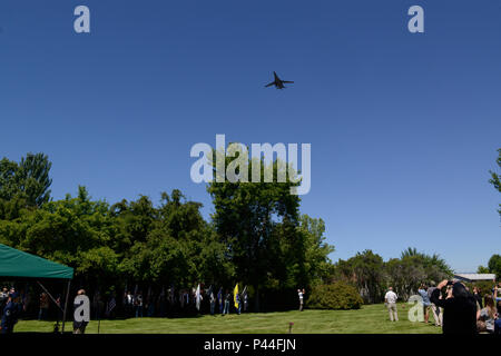 Un B-1 Lancer dal 28 ala bomba a Ellsworth Air Force Base, S.D., esegue una lenta velocità di cavalcavia in onore del personale Sgt. David J. Thatcher Giugno 27, 2016 in Missoula, Mont. A 20 anni, e come un ingegnere gunner in equipaggio di volo 7 della Doolittle Tokyo incursioni, la Thatcher's equipaggio crash-sbarcati in mare al largo della costa della Cina il 18 aprile 1942. La Thatcher salvato quattro membri di equipaggio tirandoli per la sicurezza sulla spiaggia circostante e applicazione di salvare la vita di cure mediche, anche se egli è stato ferito in se stesso. (U.S. Air Force Photo da 2 Lt. Annabel Monroe) Foto Stock