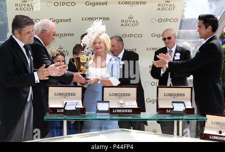 Juan-Carlos Capelli (sinistra) e Eddie Peng (destro) presente il premio per la vincita del Queen's vaso per i proprietari e i formatori di Kew Gardens durante il giorno due di Royal Ascot a Ascot Racecourse. Foto Stock