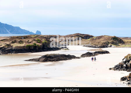 Famiglia passeggiate sulla spiaggia a Rosbeg, County Donegal, Irlanda Foto Stock