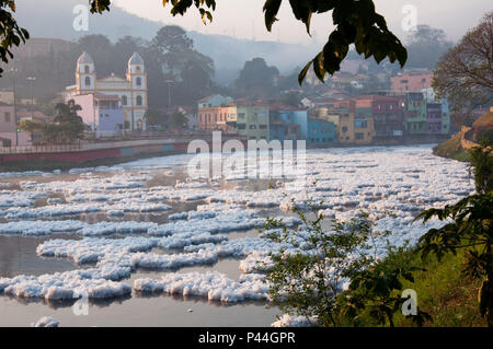 Espuma de Poluição nessun Rio Tietê, que é famoso por atravessar 1.150km no Estado de São Paulo, fare sudeste ao noroeste, até desaguar nessun Rio Paraná, município de Três Lagoas. Apesar de sua importância económica, o rio é extremamente poluído, tendo início na década de 1920 com a criação de hidrelétricas. Pirapora do Bom Jesus/SP, Brasile - 04/09/2010. Foto: Alexandre Carvalho / Fotoarena Foto Stock