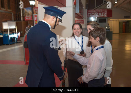 Senior Airman Angelo Hightower, U.S. Air Force Guardia d'onore trapanare membro del team, mostra la sua M1 fucile Garand ai membri del 2016 Royal Nova Scotia International Tattoo coro presso il Centro Scotiabank a Halifax, Nova Scotia, 27 giugno 2016. Il team di perforazione è il solo gruppo che rappresenta gli Stati Uniti Altri paesi includono in Canada, Germania, Kenya, Nuova Zelanda e Svizzera. (U.S. Air Force foto di Senior Airman Ryan J. Sonnier) Foto Stock