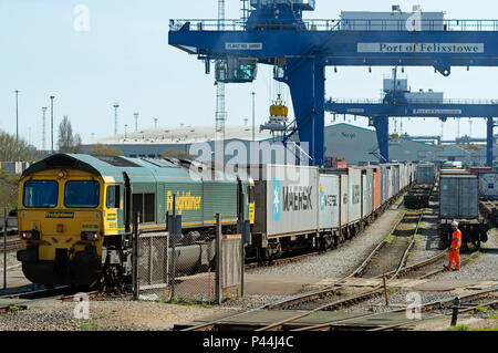 Il trasporto ferroviario di merci terminal del porto di Felixstowe, Suffolk, Regno Unito. Foto Stock