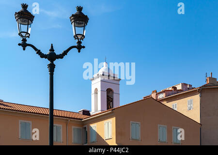 Ajaccio vista città con lampada di strada e la cupola di Eglise St Erasme. La Corsica, Francia Foto Stock