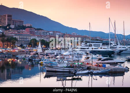 Ajaccio, Francia - luglio 7, 2015: Ajaccio Marina al tramonto. Imbarcazioni da diporto e imbarcazioni a motore ormeggiata in porto vecchio di Ajaccio, la capitale della Corsica Foto Stock