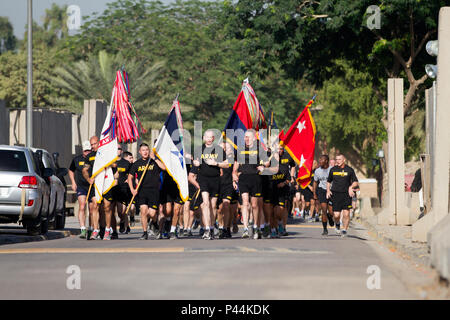 Da sinistra, Lt. Gen. Sean MacFarland la Combined Joint Task Force - operazione inerente a risolvere e III Corps comandante generale, il Mag. Gen. Gary J. Volesky, combinata forza congiunta componente terrestre il comando - Funzionamento inerenti a risolvere e 101st Airborne Division (Air Assault) comandante generale e il comando Sgt. Il Mag. Gregorio Nowak, CJFLCC-funzione OIR e comando 101st sergente maggiore, condurre una corsa in avanti su una base operativa europea III, Baghdad, nella celebrazione dell'esercito compleanno 241st Giugno 14, 2016. Le forze della coalizione con CJFLCC-funzione OIR uniti U.S. Militari impegnati in Iraq a supporto della funzione OIR nella celebrazione. ( Foto Stock