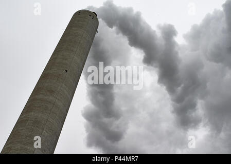 In prossimità di una fabbrica industriale camino soffiando fuori tonnellate di fumi inquinanti, uccidendo lo strato di ozono e la creazione di un enorme problema per la salute umana Foto Stock