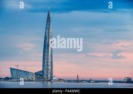 San Pietroburgo. RUSSIA - Giugno 16 2018. Il grattacielo "Lakhta center' (Gazprom headquarters) vista notturna. Con vista mare laterale contro il cielo nuvoloso Foto Stock