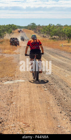 Gibb Challenge 2018 un ciclista in jersey e bib a cavallo di un fatbike su strada sterrata Gibb River Road Kimberley Australia Foto Stock