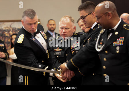 L'esercito il compleanno è stato osservato con una torta di cerimonia di taglio mediante il più giovane soldato presente (PFC. Giovani Hernandez - terza persona) e dalla più antica (Master Sgt. Steven Peters - 2a persona), assistita da 76th ORC Commander, il Mag. Gen. Ricky L. Waddell (1a persona) e il comando Sgt. Il Mag. Michael J. Robinson (4 persona), durante la 76th orco della Utah sfera dell esercito, 11 Giugno presso il Living Planet Aquarium, Salt Lake City. Foto Stock