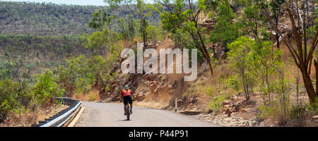 Gibb Challenge 2018 un ciclista in jersey e bib a cavallo di un fatbike sulla Gibb River Road Kimberley Australia Foto Stock