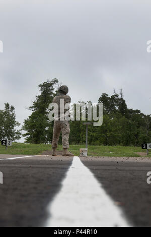 Un membro della 34th Combat Aviation Brigade conduce la qualificazione delle armi su una pistola M9 durante l'addestramento annuale a Camp Ripley, Minnesota, il 14 giugno 2016. Le qualifiche annuali sono necessarie per i soldati della Guardia Nazionale dell'Esercito degli Stati Uniti per mantenere la competenza con pistole e fucili. La formazione enfatizza l'abilità di tiro, le procedure di sicurezza, la manipolazione delle armi da fuoco e l'uso corretto nelle operazioni militari, mantenendo al contempo la prontezza e l'efficacia operativa. Foto Stock