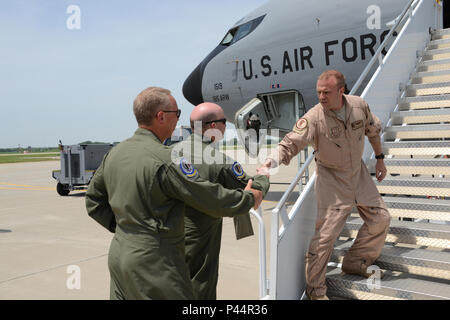 Col Lawrence Christensen, 185th Air Refuelling Wing Commander, Iowa Air National Guard e il Colonnello Jim Walker 185th gruppo Operations commander, salutare Senior Master Sgt. Chuck Heald in fondo alla scala di aria di una KC-135R Stratotanker, nella città di Sioux, Iowa il 11 giugno 2016 dopo il ritorno da Al Udeid Air Base. 185Th ARW elementi unitari e di aeromobili sono stati temporaneamente assegnati al 340 Expeditionary Air Refuelling Squadron at Al Udeid dal febbraio, dove sono state fornendo midair il rifornimento di supporto per gli Stati Uniti e i partner aerei nazione a sostegno diretto di funzionamento inerenti a risolvere. (U.S. Un Foto Stock