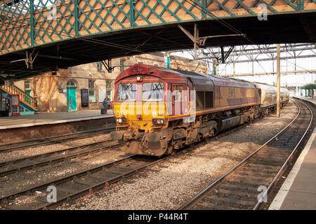 EWS diesel locomotiva elettrica treno merci passando per Carlisle ferrovia stazione ferroviaria Carlisle Cumbria Inghilterra REGNO UNITO Foto Stock