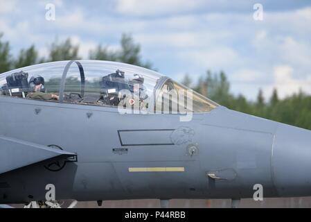 Un U.S. Air Force F-15E Strike Eagle pilota e sistemi di arma officer assegnato alla 494th Fighter Squadron fuori della Royal Air Force Lakenheath, Inghilterra, guardare su come essi taxi all'Eielson Air Force Base in Alaska, linea di volo nella loro all-weather, estremamente manovrabile e doppio ruolo fighter Giugno 6, 2016 durante la bandiera rossa-Alaska (RF-A) 16-2. RF-A è una serie di Pacific Air Forces commander-campo diretto in esercizi di formazione che fornisce opportunità uniche per integrare le varie forze come l'Ala Liberty nel giunto, coalizione e formazione multilaterale simulato da inoltrare le basi operative. (U.S. Foto Stock