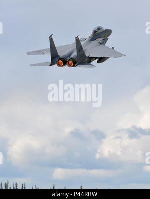 Un U.S. Air Force F-15E Strike Eagle all-weather, estremamente manovrabile e doppio ruolo fighter assegnato alla 494th Fighter Squadron fuori della Royal Air Force Lakenheath, Inghilterra, decolla da Eielson Air Force Base in Alaska, Giugno 6, 2016 durante la bandiera rossa-Alaska (RF-A) 16-2. RF-Una missioni sono condotte sulla giunzione Pacific Alaska Range complesso, che offre più di 67.000 chilometri quadrati di spazio aereo che include un bombardamento convenzionale range e due bombardamenti tattici varia contenente 510 diversi tipi di bersagli e 45 minaccia simulatori, la fornitura di unità come la libertà ad ala trainin realistica Foto Stock