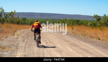 Gibb Challenge 2018 un ciclista in jersey e bib a cavallo di un fatbike su strada sterrata Gibb River Road Kimberley Australia Foto Stock