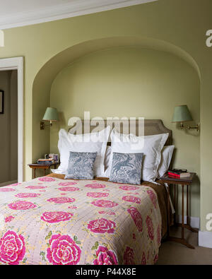 Fiori di colore rosa rivestimento imbottito e trapuntato sul letto in casa vittoriana Foto Stock